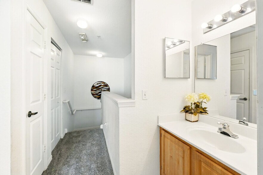 Building Photo - 4005 Venetian Bay Dr