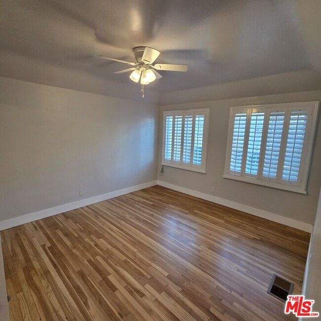 Building Photo - 418 S Roxbury Dr