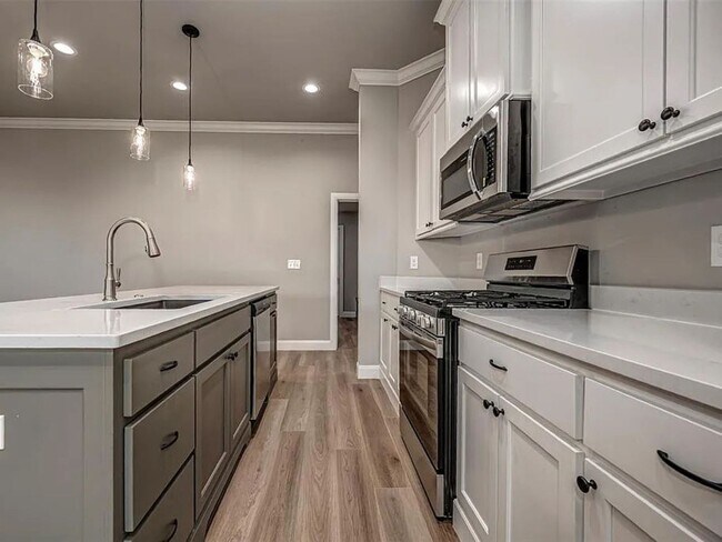 Building Photo - Modern 4-Bed, 2-Bath Mustang Home with 3-Car Garage!