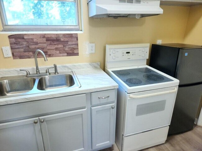 Building Photo - La Kaye