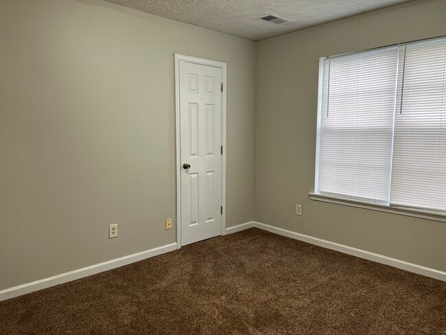 Building Photo - 28 Collinwood Cove
