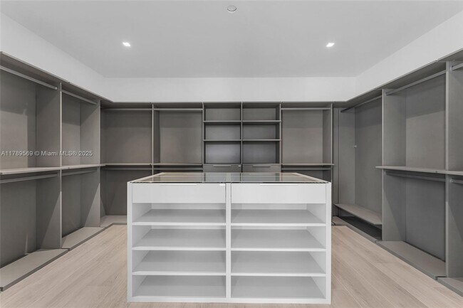 Building Photo - 2110 S Miami Ave