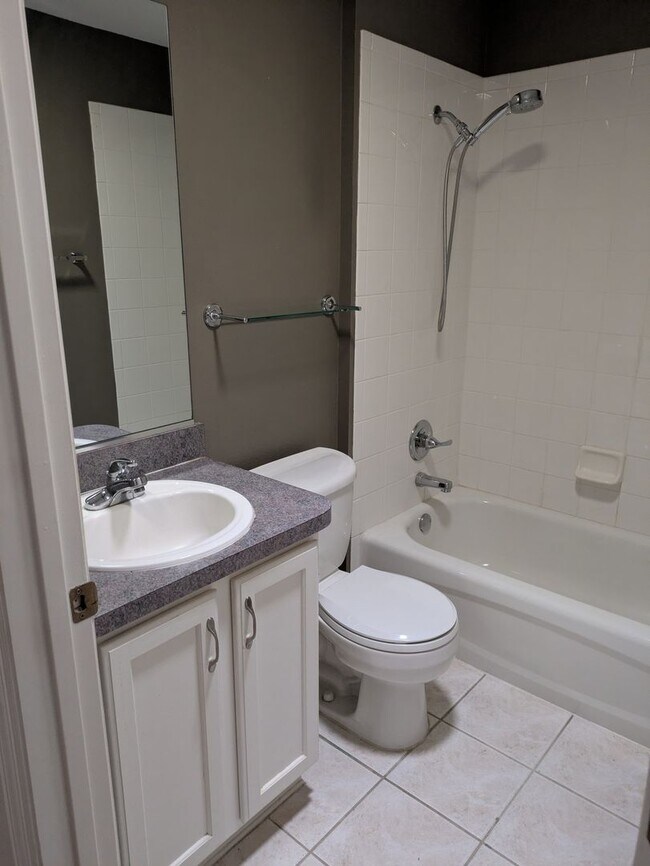 Building Photo - 866 Oak Forest Dr