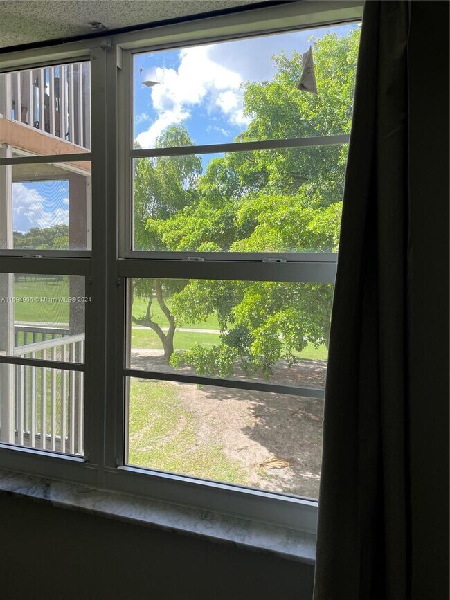 Building Photo - 250 Jacaranda Dr