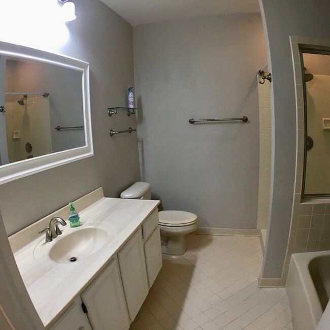 Building Photo - Loft 2BR plus den/2BA condo walking distan...