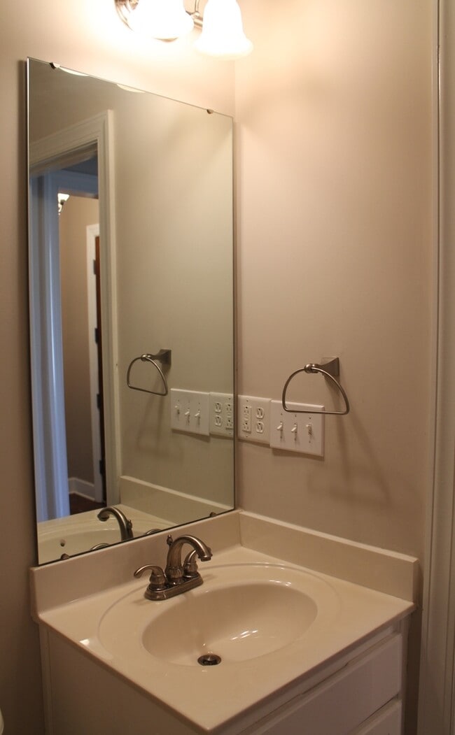 Building Photo - GREAT RENTAL IN FOX HOLLOW SUBDIVISION!