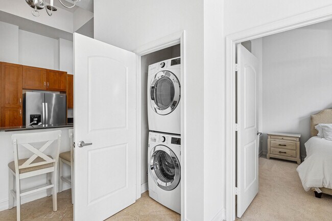 Building Photo - 701 S Olive Ave