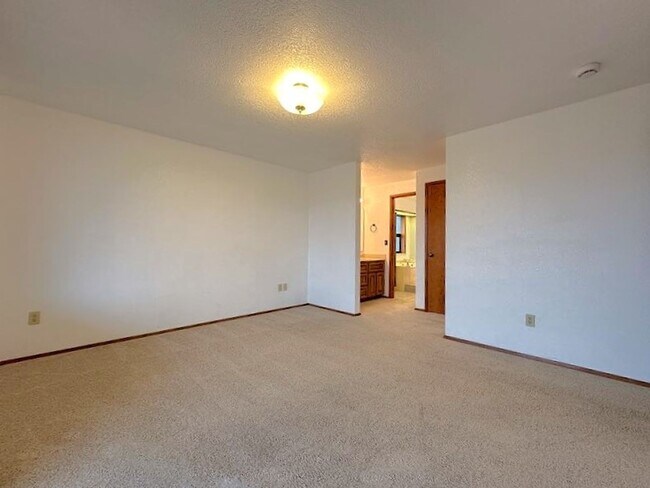 Building Photo - 1870 N Skyline Dr