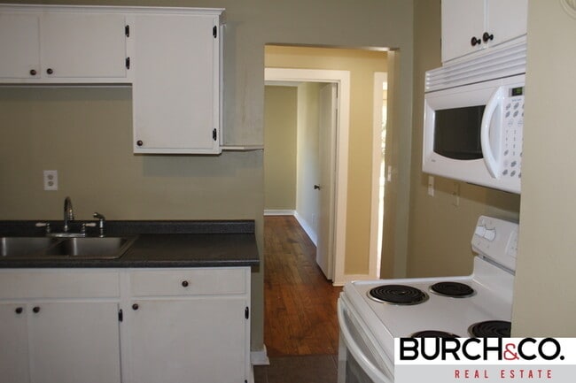 Building Photo - 2 Bedroom/ 1Bath Available
