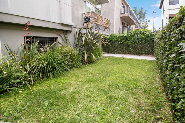 Building Photo - A stunningly elegant Townhome in studio ci...