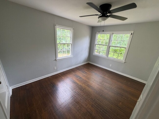 Building Photo - 2 Bedroom Highland Apartment