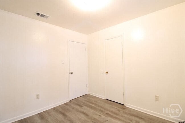 Building Photo - 1204 E Anderson St