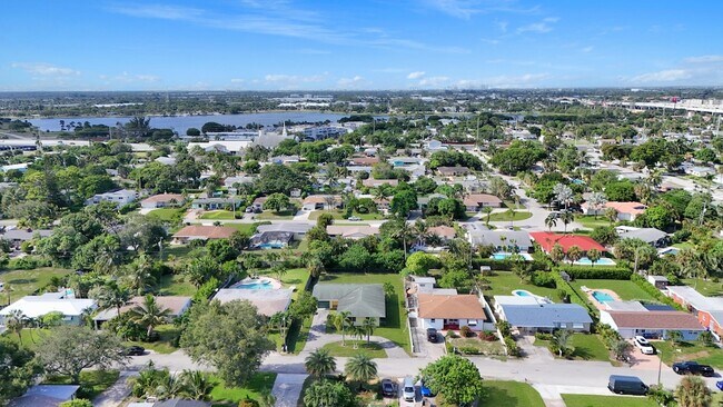 Building Photo - 2022 Collier Ave