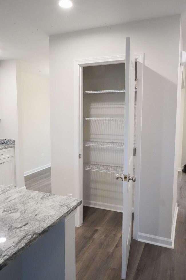 Building Photo - AVAILABLE NOW!