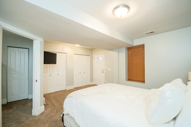 Building Photo - 4852 S Prairie Ave