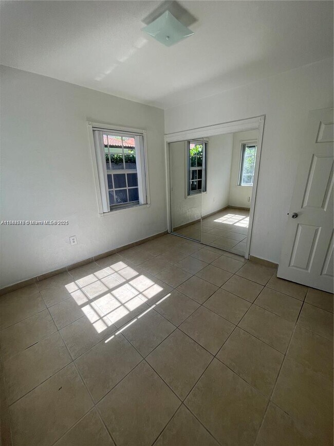 Building Photo - 3227 Oak Ave