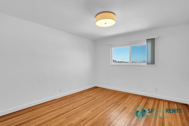 Building Photo - Silver Terrace: Updated Single Family Home...