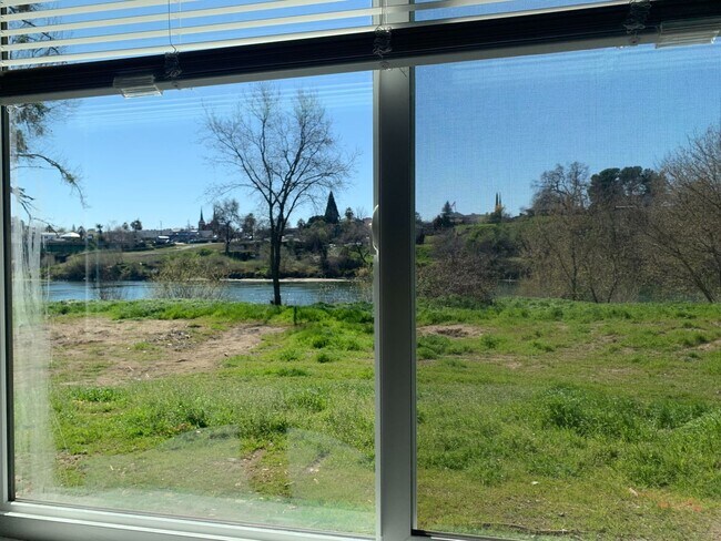 Building Photo - 835 Lakeside Dr