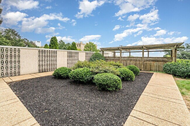 Building Photo - 1200 N Nash St