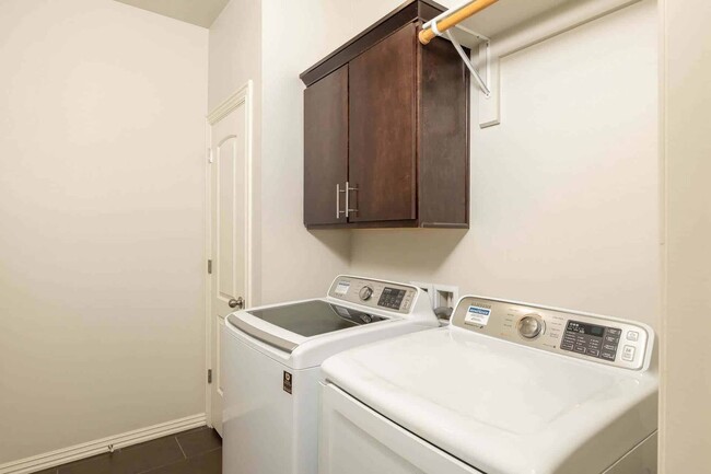 Building Photo - 483 Sang