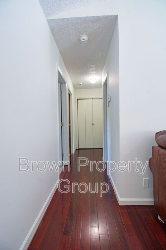 Building Photo - 20 N Hillside Dr