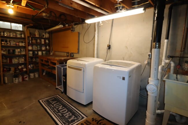 Building Photo - "Spacious 4-Bedroom 2 Bath with Finished B...