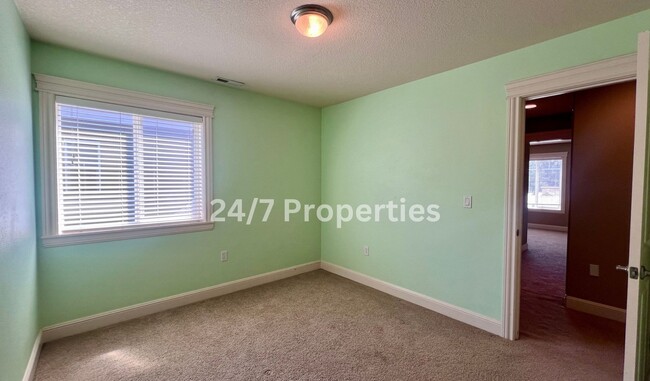 Building Photo - Large 4BD I 2.5BA Home - West Linn!