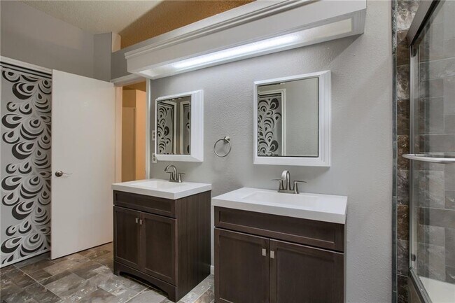 Building Photo - 12320 Thompkins Dr
