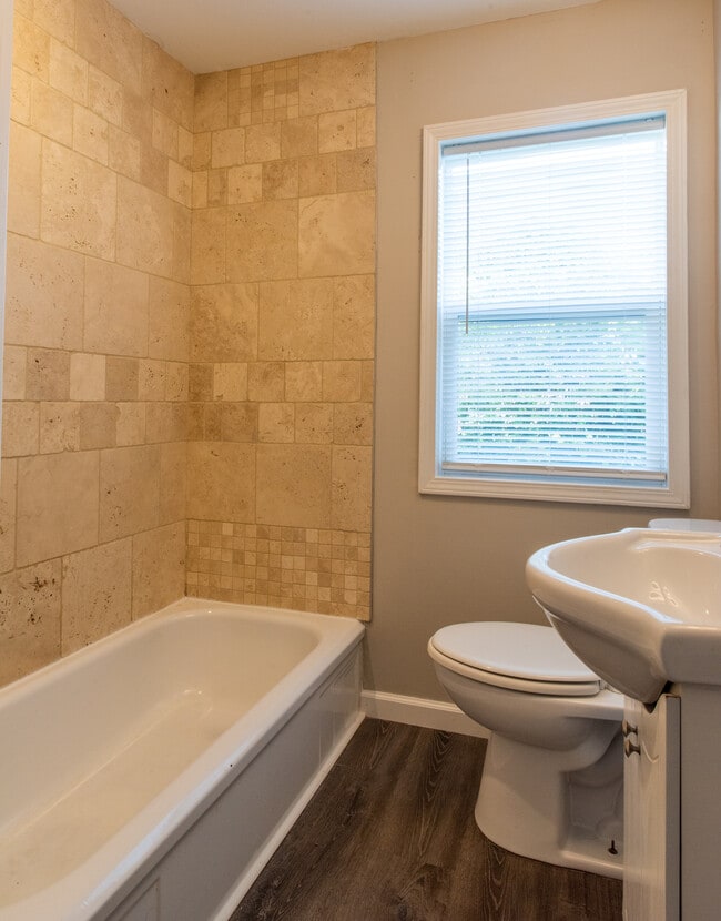 Building Photo - 1353 Bissell St