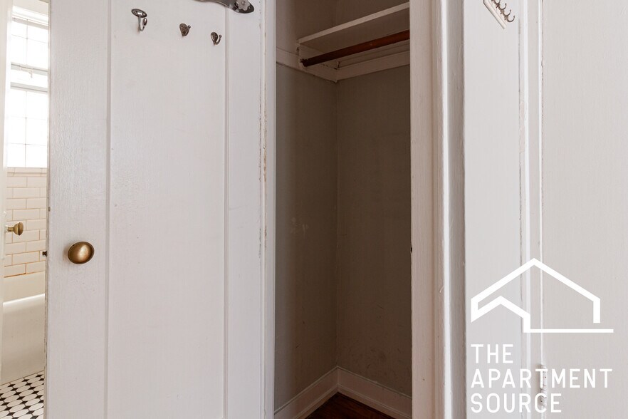 Building Photo - 544 W Surf St