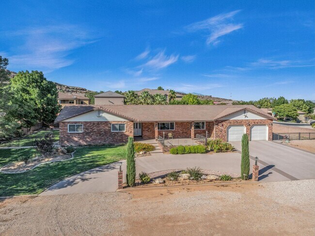 Building Photo - Charming Ranch Farmhouse in St. George – S...