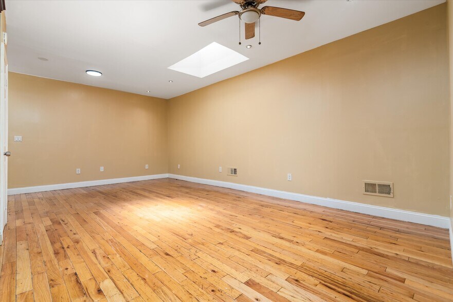 Building Photo - 554 E 34th St