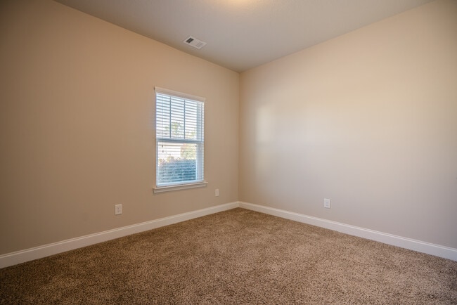 Building Photo - 600 Trellis Square