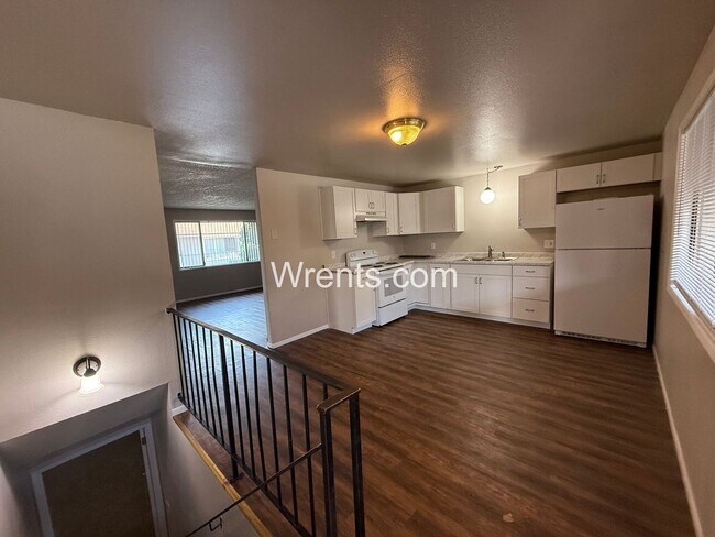 Building Photo - 2318-2320 E Dalke Ave  Owner selling