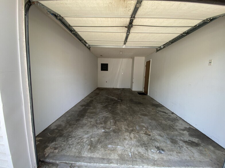 Building Photo - 907 NW Willow Dr