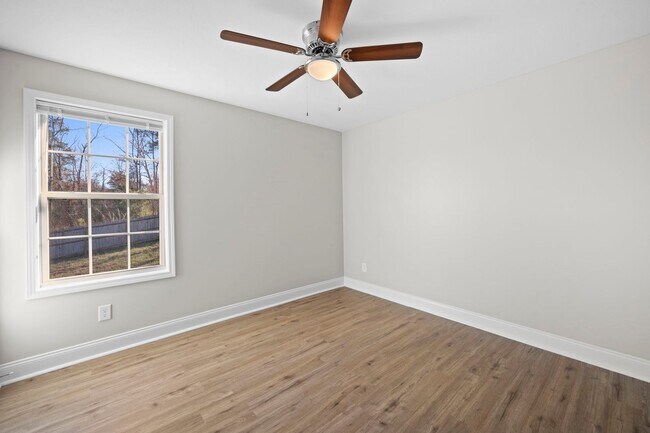 Building Photo - 1385 Sussex Dr