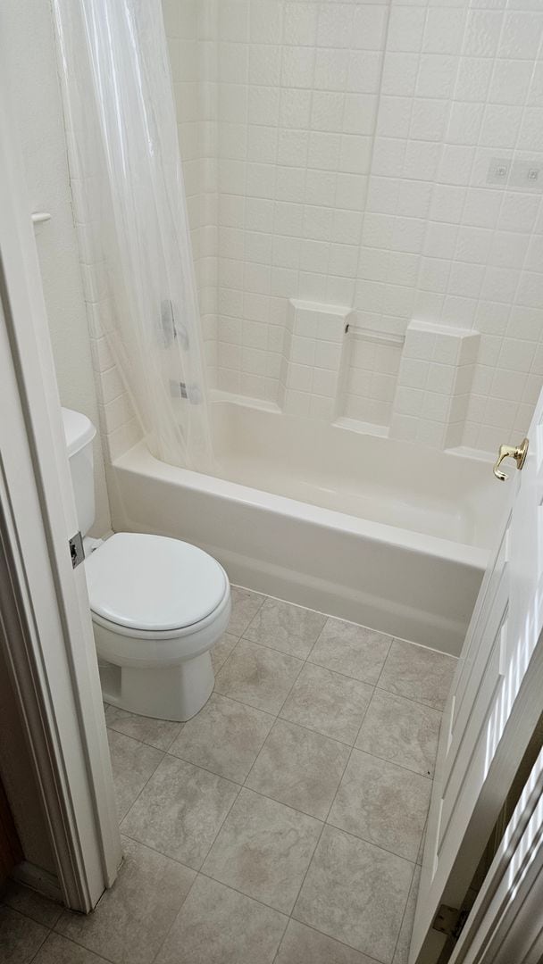 Building Photo - Large Six bedroom home for rent.