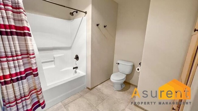 Building Photo - Wonderful Large Condo Available Now! MOVE-IN SPECIAL: Half Off First Month's Rent