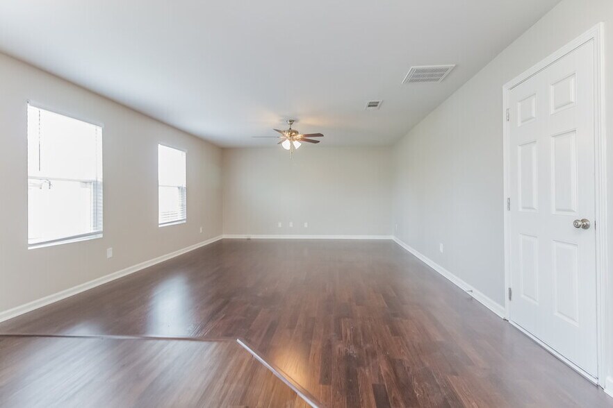 Building Photo - 924 Creek Oak Dr
