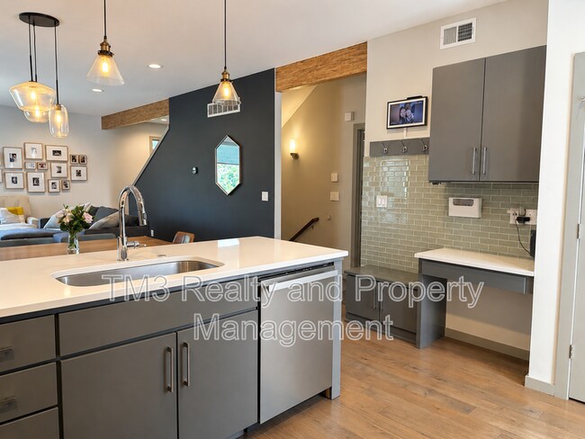 Building Photo - 2436 Forest Ave