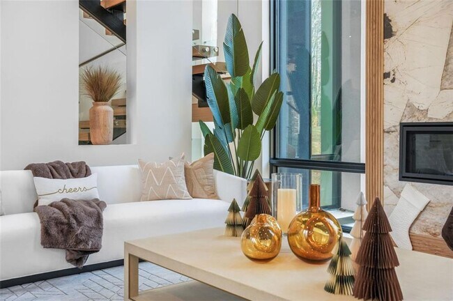 Building Photo - 1736 Cox Rd