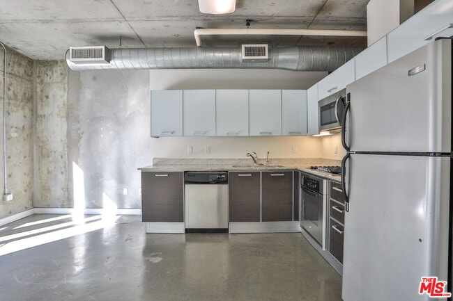 Building Photo - 645 W 9th St