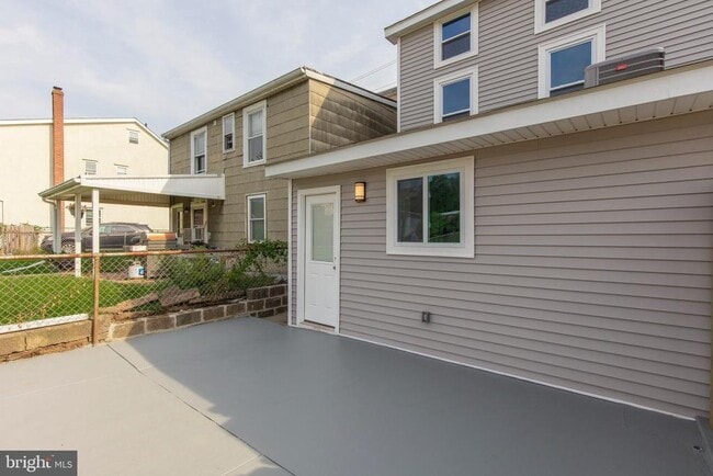 Building Photo - 454 Old Elm St