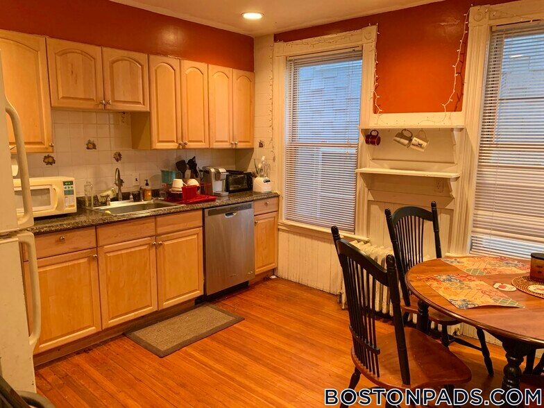 Building Photo - 10 Sachem St