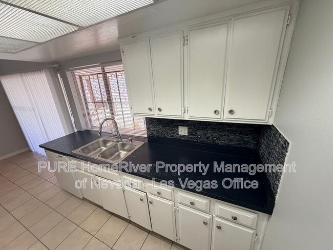 Building Photo - 1405 E Vegas Valley Dr