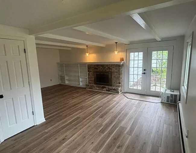 Building Photo - Four Bedroom Available for Immediate Move in!!