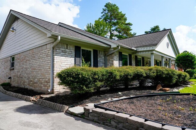 Building Photo - 5814 Old Lodge Dr
