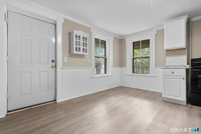 Building Photo - 18 Hobart St