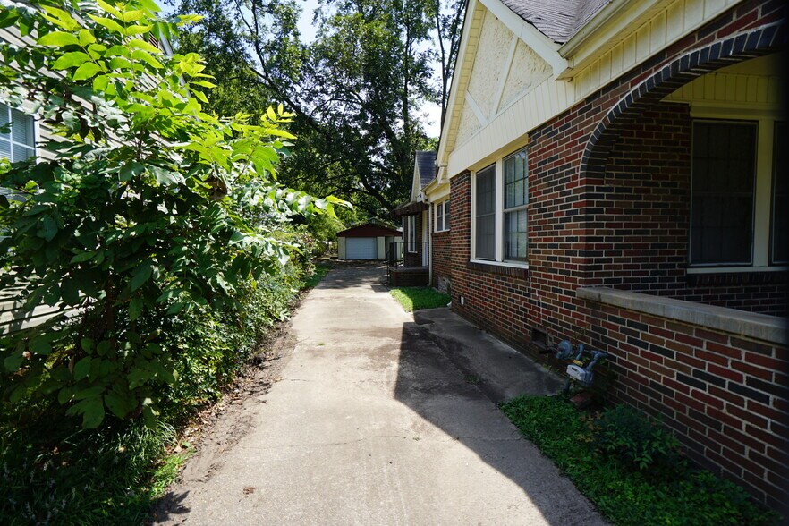 Building Photo - 7223 1st Ave S