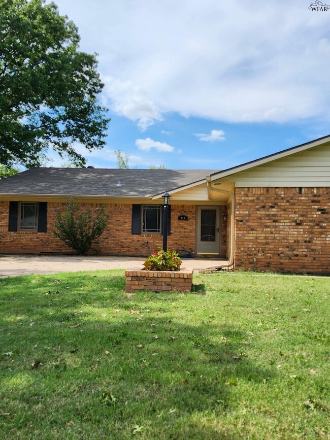 Primary Photo - 916 Kiowa Dr